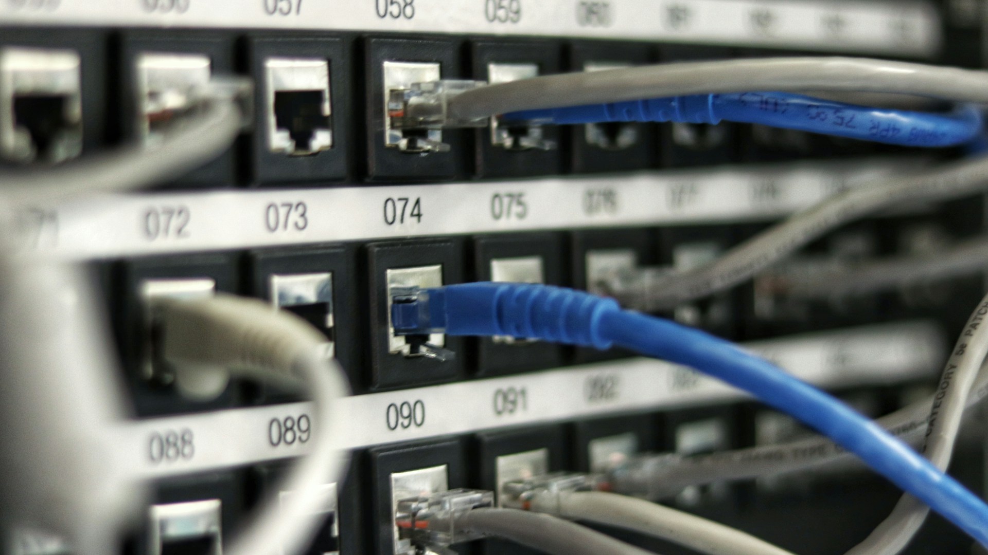 Oracle DBA monitoring database servers